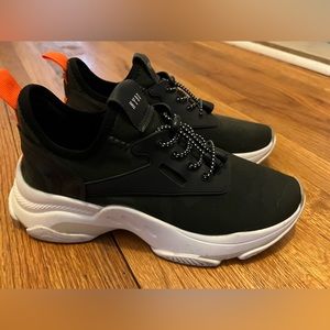 Steve Madden Myles Camo Sneaker. Size 8